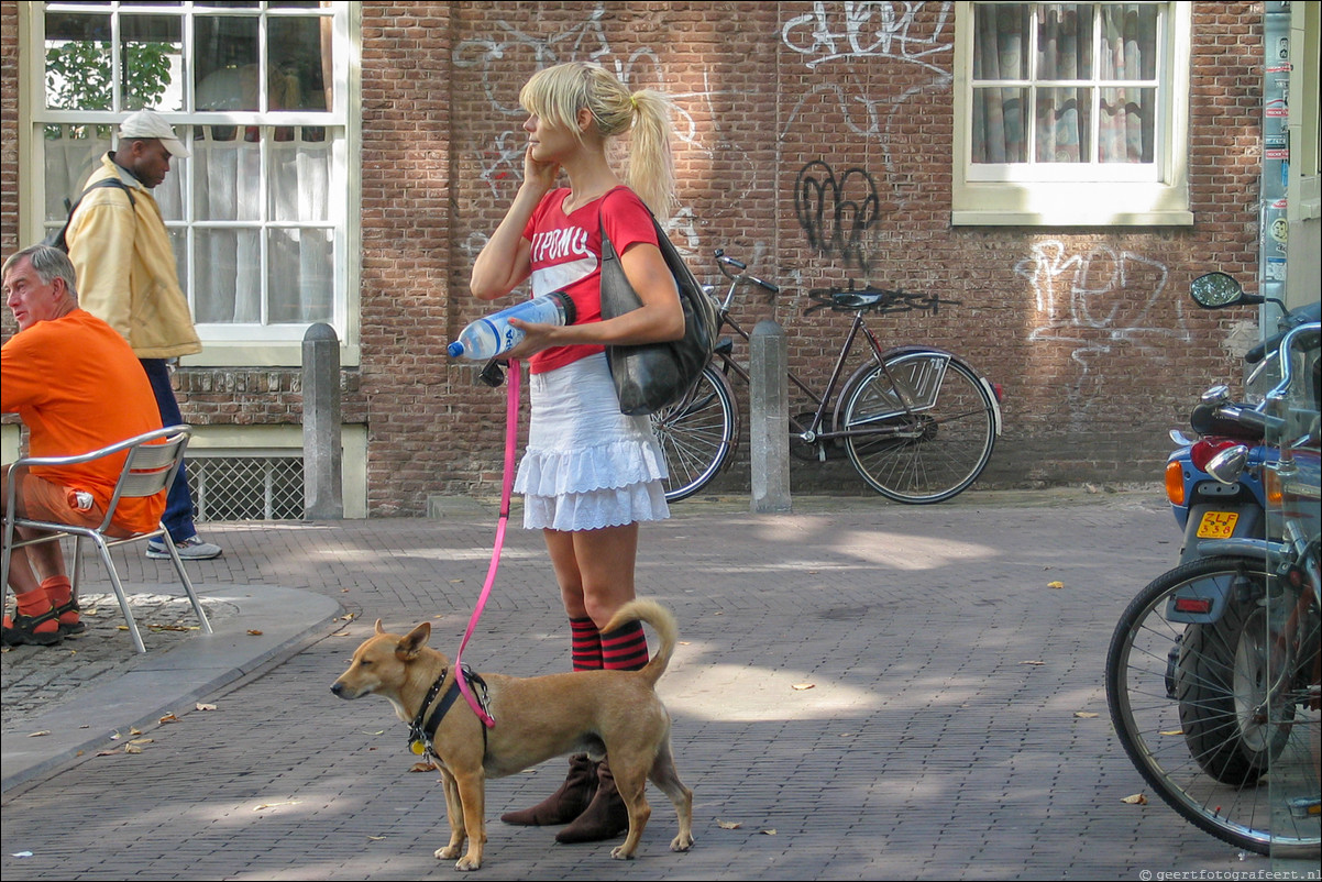 amsterdam straatfotografie spui spa meisje hond