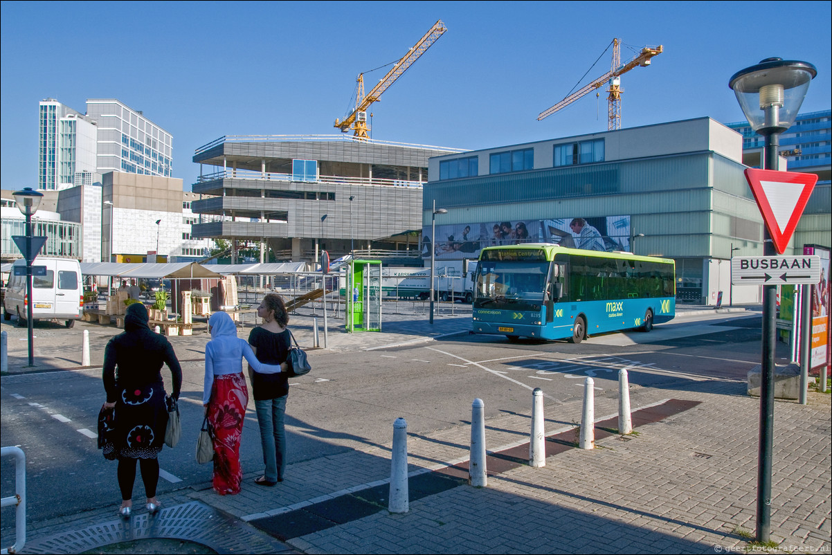 Almere Stadhuisplein met busbaan en Nieuwe Bibliotheek 