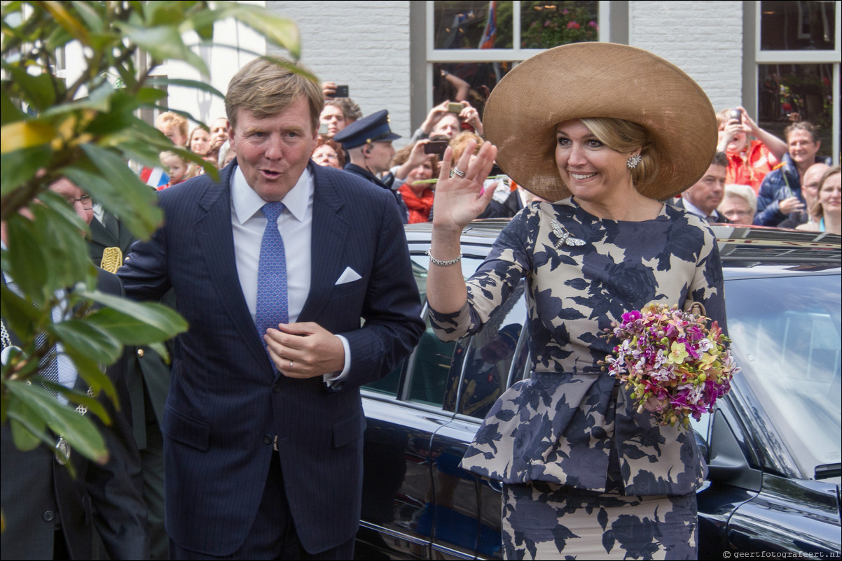 Willem Alexander en Maxima op koningstoer in Vreeswijk
