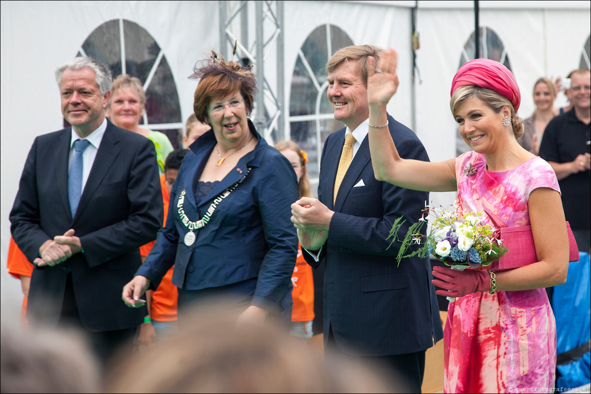 Willem Alexander en Maxima op koningstoer in Almere