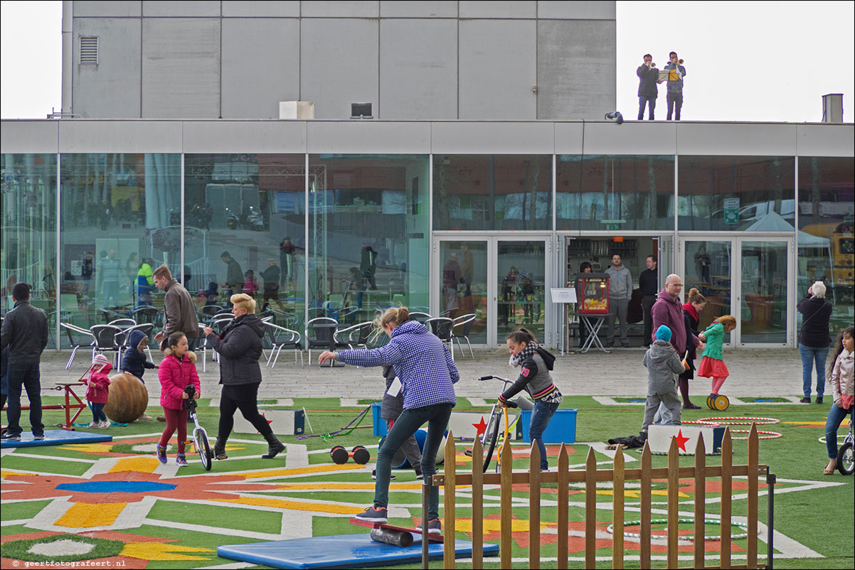 Vertigo Festival Almere met Flying Carpet van Hunk, lezingen, e-bikes, informatiestands en muziek