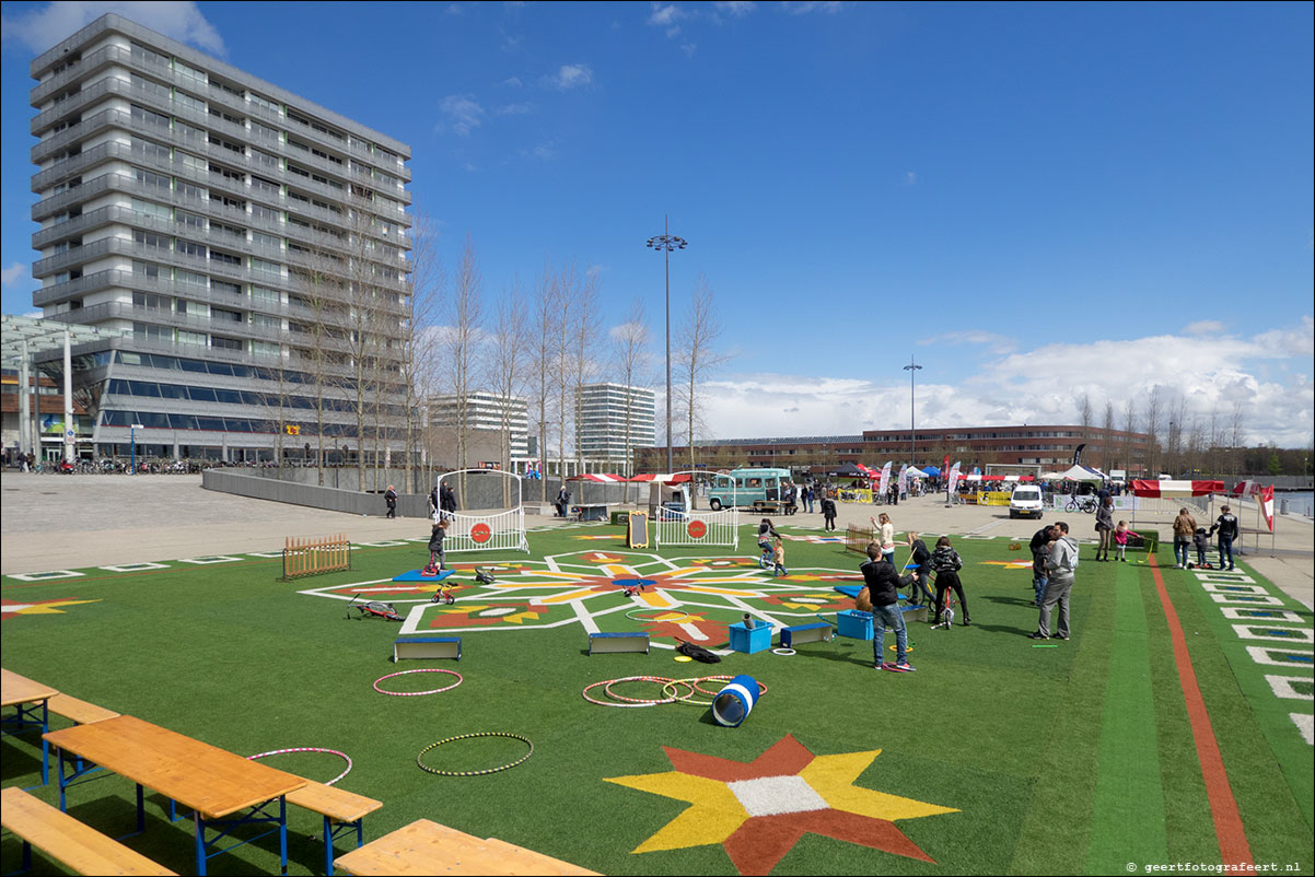 Vertigo Festival Almere met Flying Carpet van Hunk, lezingen, e-bikes, informatiestands en muziek