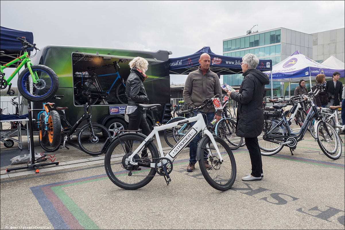 Vertigo Festival Almere met Flying Carpet van Hunk, lezingen, e-bikes, informatiestands en muziek