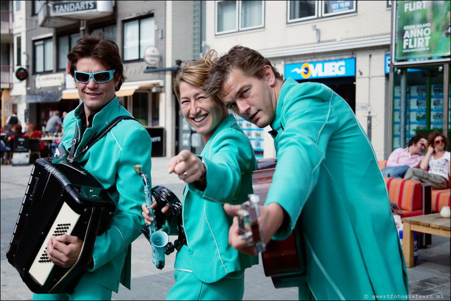 rode loper almere straatfestival - the full monties