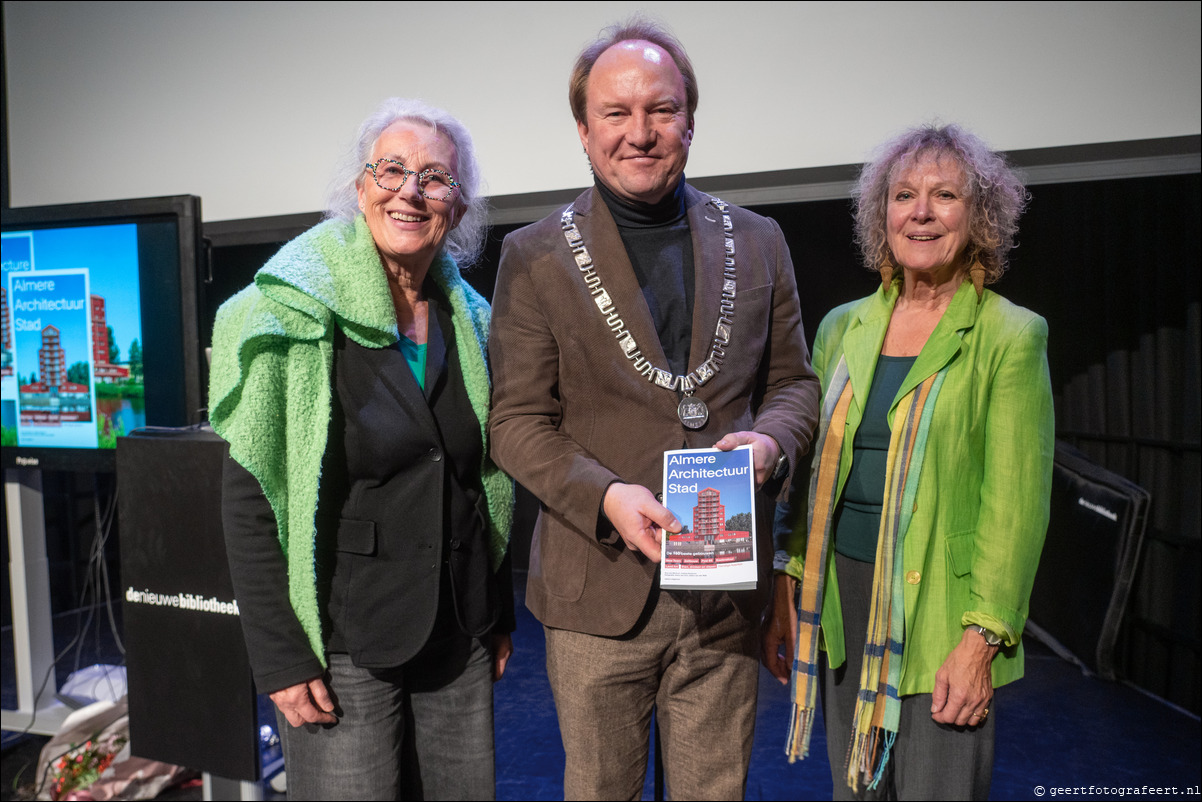 Presentatie book Almere Archtitectuur Stad in de Nieuwe Bibliotheek Almere